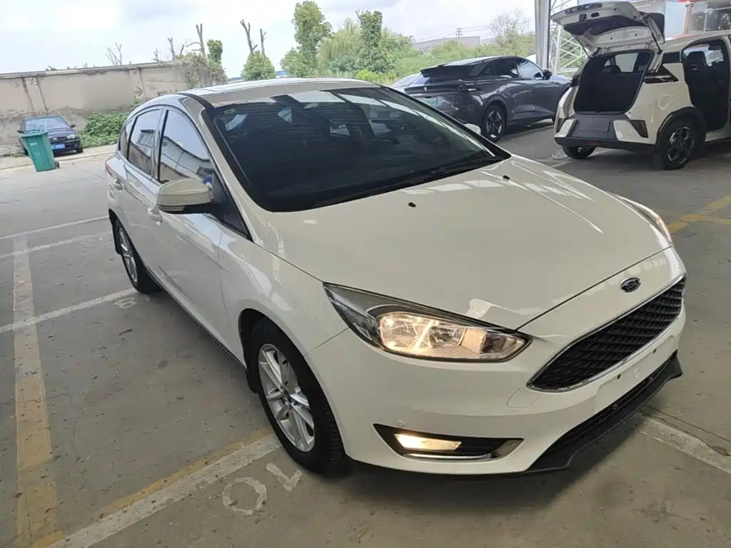 Focus 2015 Two-Bedroom 1.6L Automatic Stylish Edition купить на сайте DeffCars