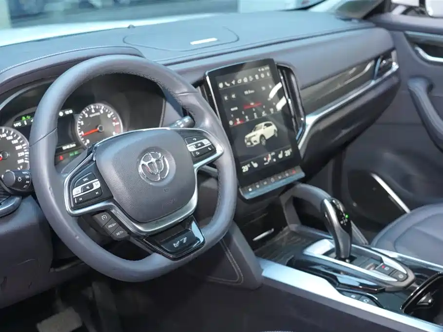 Zhonghua V7 2018 280T DCT premium type 5 seats купить на сайте DeffCars