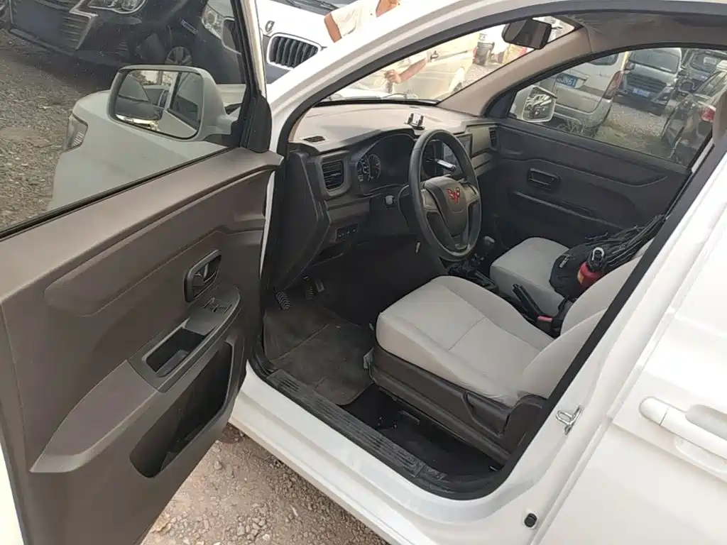 Wuling Hongguang V 2022 1.5L Enjoyable Edition Electric Power Assist LAR купить на сайте DeffCars