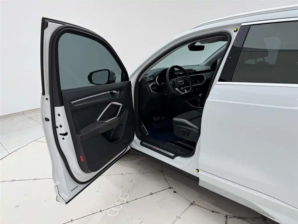 Audi Q3 2022 40 TFSI Fashionable and Dynamic купить на сайте DeffCars