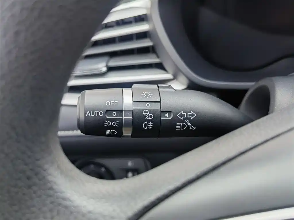 Roewe i5 2020 1.5L automatic 4G Internet leading flagship version купить на сайте DeffCars