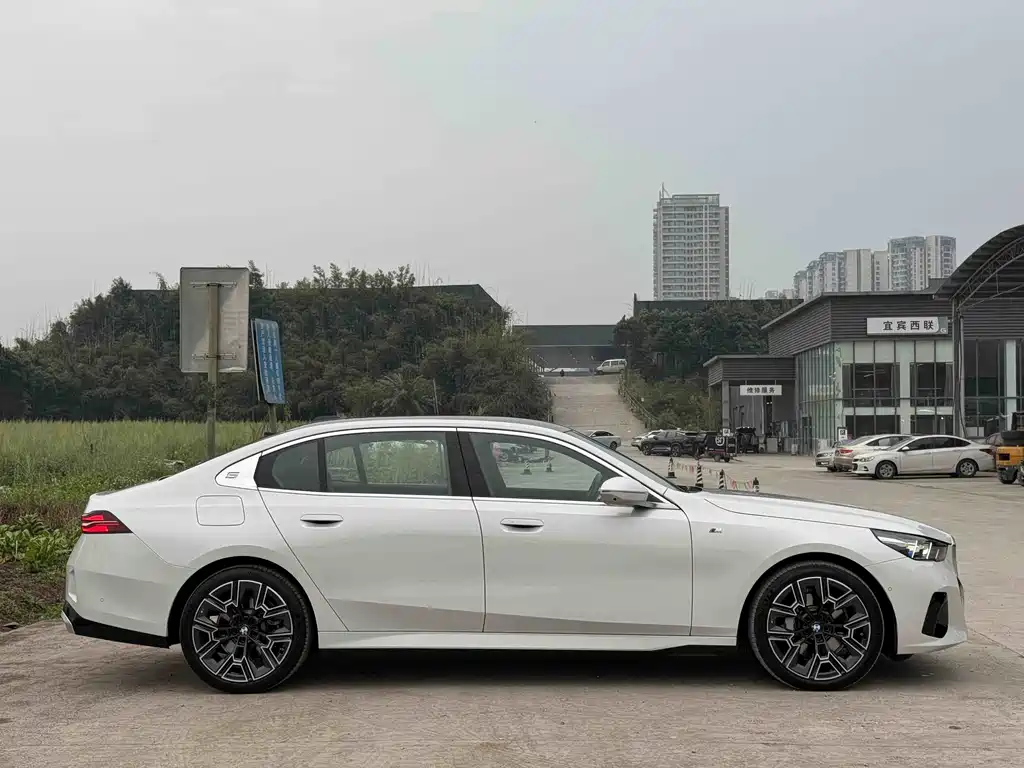 BMW 5 Series 2025 530Li Exclusive M Sports Package купить на сайте DeffCars