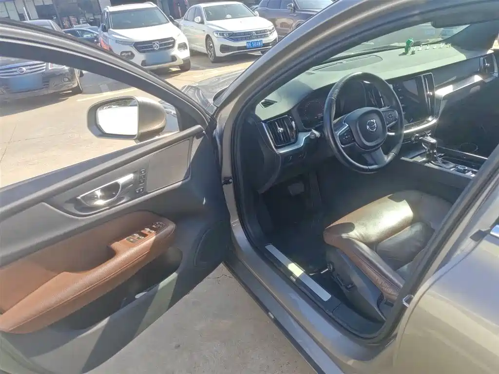 Volvo S60 2020 T4 Zhiyi Luxury Edition купить на сайте DeffCars
