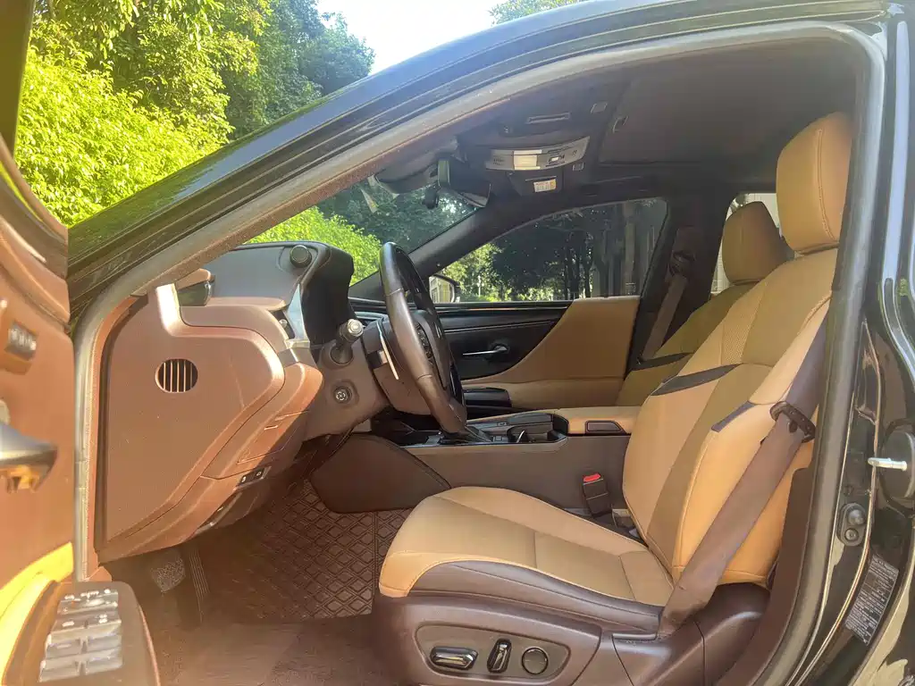 Lexus ES 2020 200 Deluxe Edition купить на сайте DeffCars