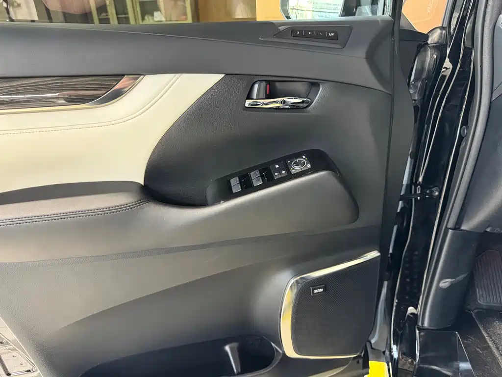 Lexus LM 2020 300h seven-seater elegant version купить на сайте DeffCars