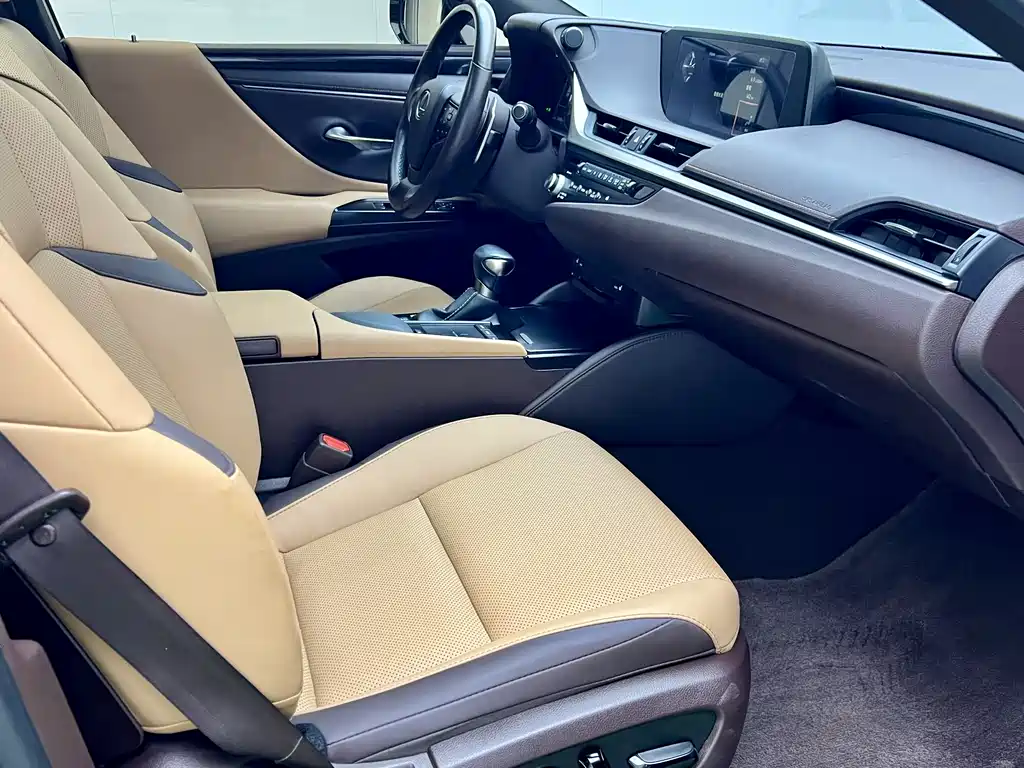 Lexus ES 2020 200 Excellence Edition купить на сайте DeffCars
