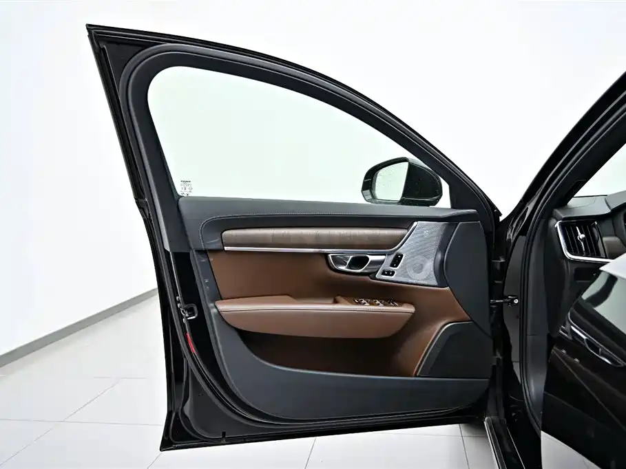 Volvo S90 plug-in hybrid 2025 plug-in hybrid four-wheel drive long range Zhiya luxury version купить на сайте DeffCars