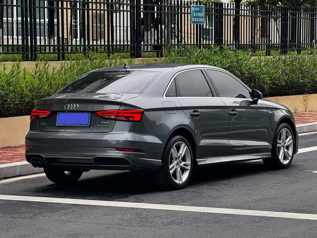 Audi A3 2018 30th Anniversary Limousine 35 TFSI Fashion купить на сайте DeffCars