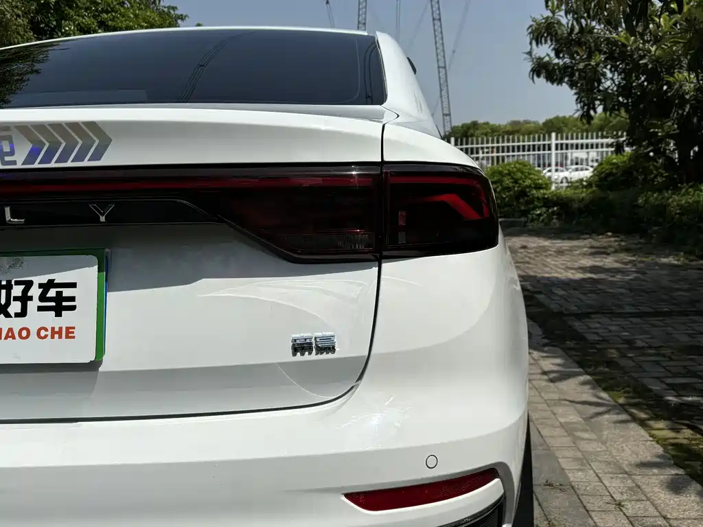 Emgrand 2025 4th Generation 1.5L CVT Dragon Edition купить на сайте DeffCars
