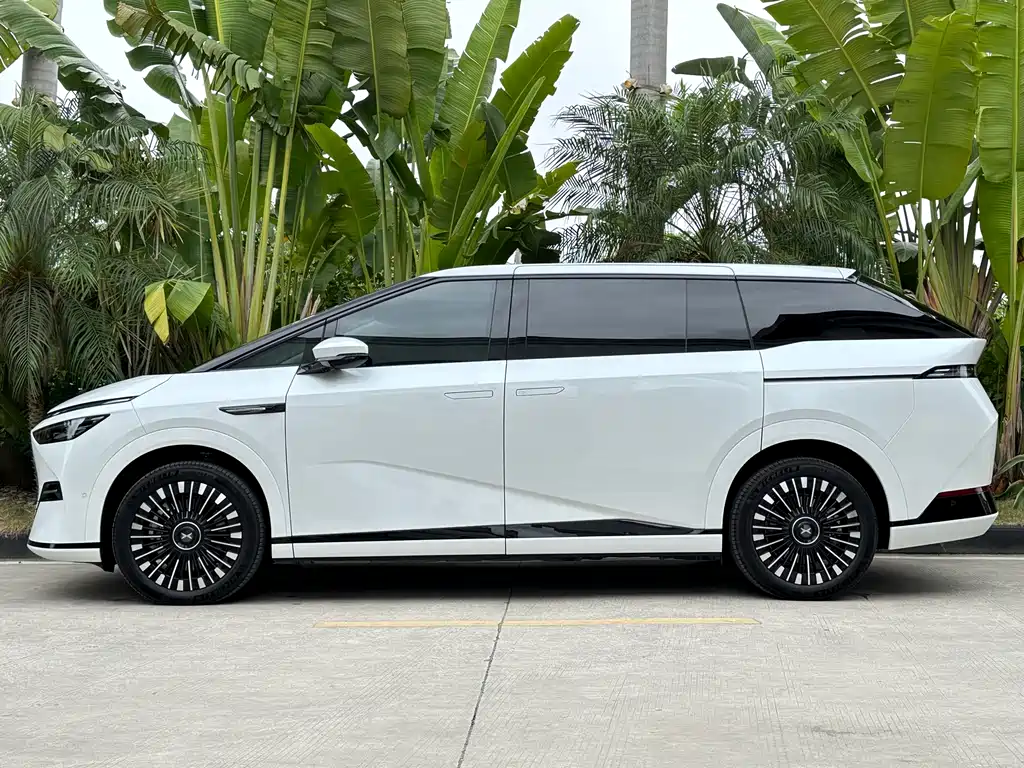 Xpeng X9 2025 pure electric 740 long battery life Max купить на сайте DeffCars