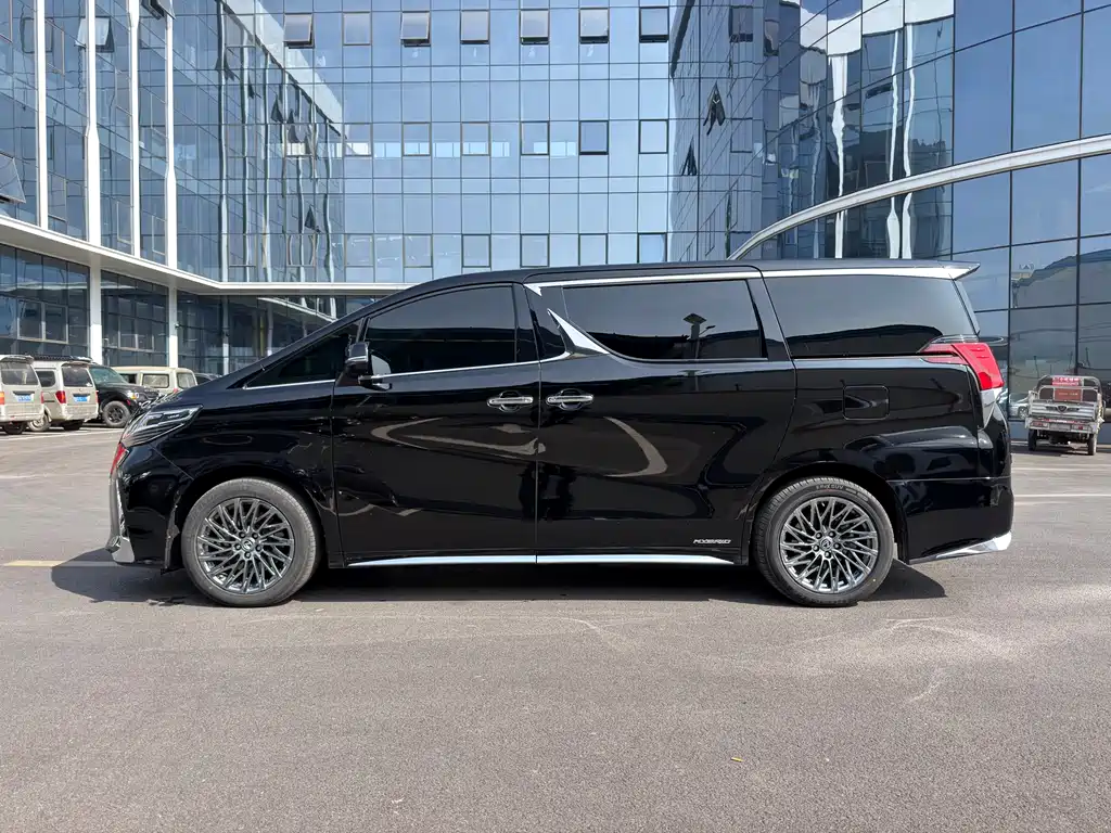 Wilfa 2023 Crown Dual Engine 2.5L HV Premium Edition купить на сайте DeffCars