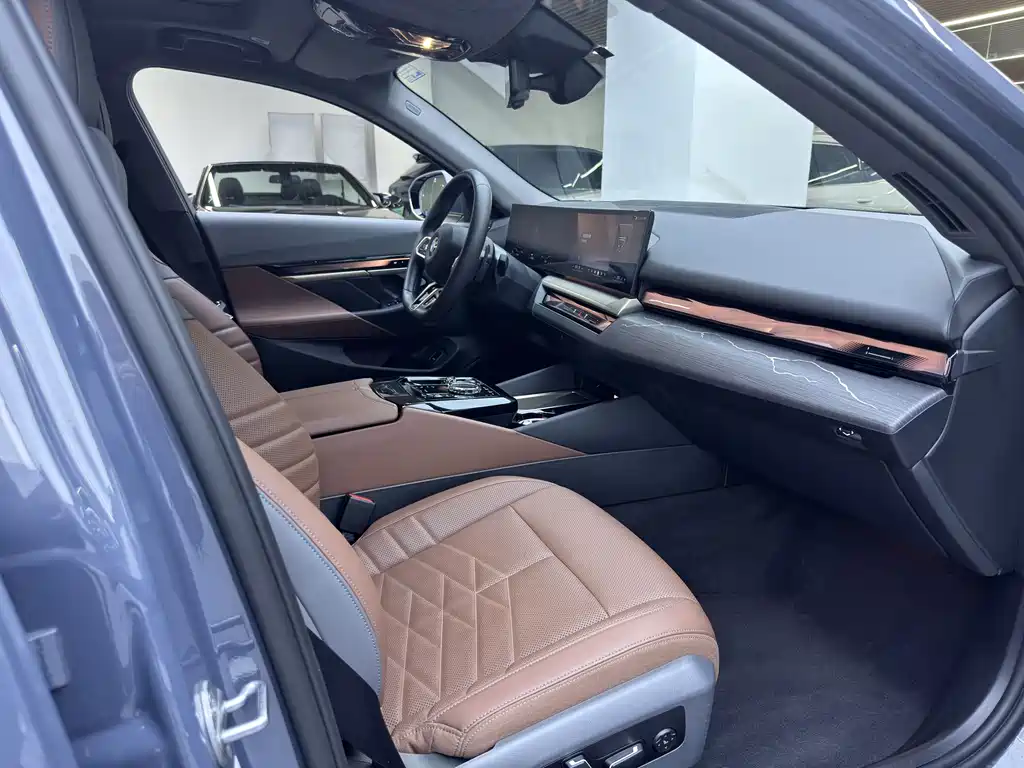 BMW 5 Series 2024 530Li Exclusive M Sports Package купить на сайте DeffCars