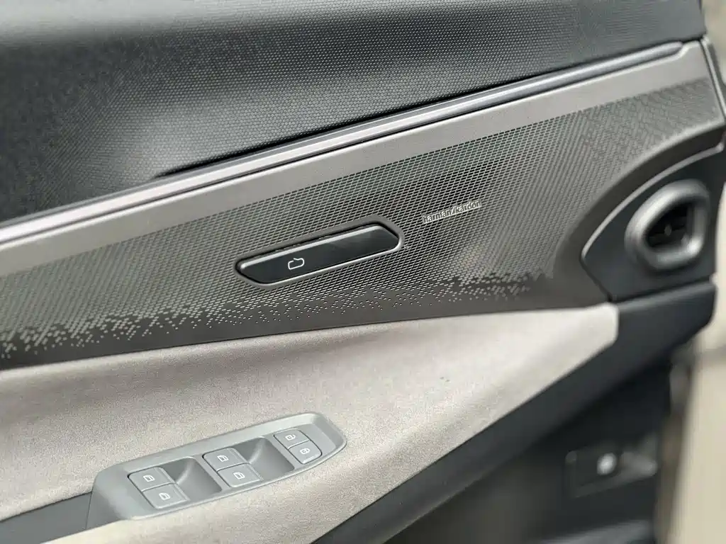 Lynk & Co 08 EM-P 2023 model 120km long range Halo купить на сайте DeffCars