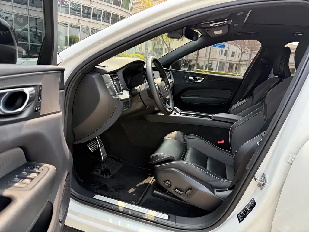 Volvo XC60 2022 B5 four-wheel drive Zhiyuan Sport Edition купить на сайте DeffCars