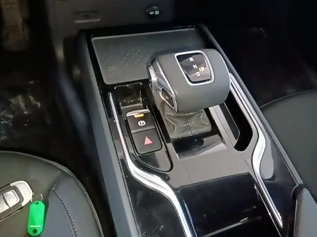 Hongqi E-QM5 2023 basic travel version купить на сайте DeffCars