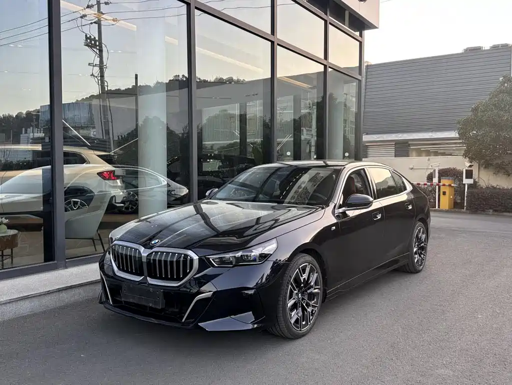 BMW 5 Series 2025 530Li Exclusive M Sports Package купить на сайте DeffCars