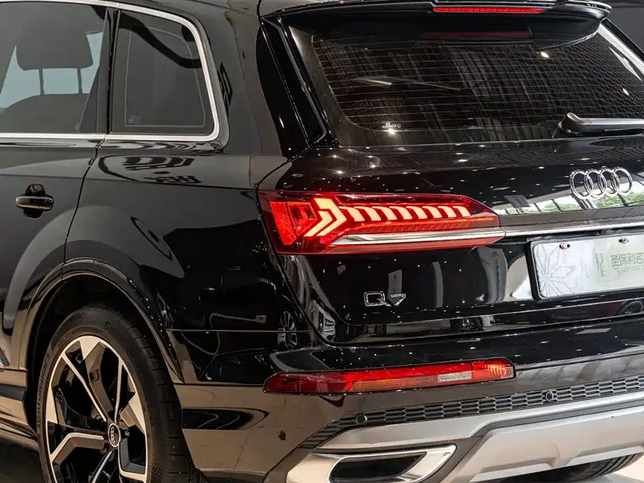 Audi Q7 2023 55 TFSI quattro S line sports version купить на сайте DeffCars