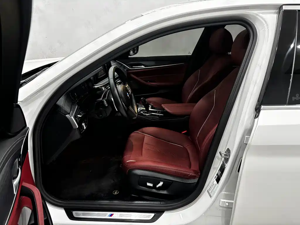 BMW 5 Series 2023 530Li Leading M Sports Package купить на сайте DeffCars