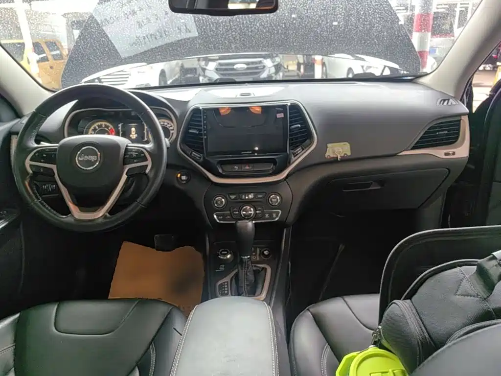 Cherokee (Китай) 2016 2.4L Professional Edition купить на сайте DeffCars