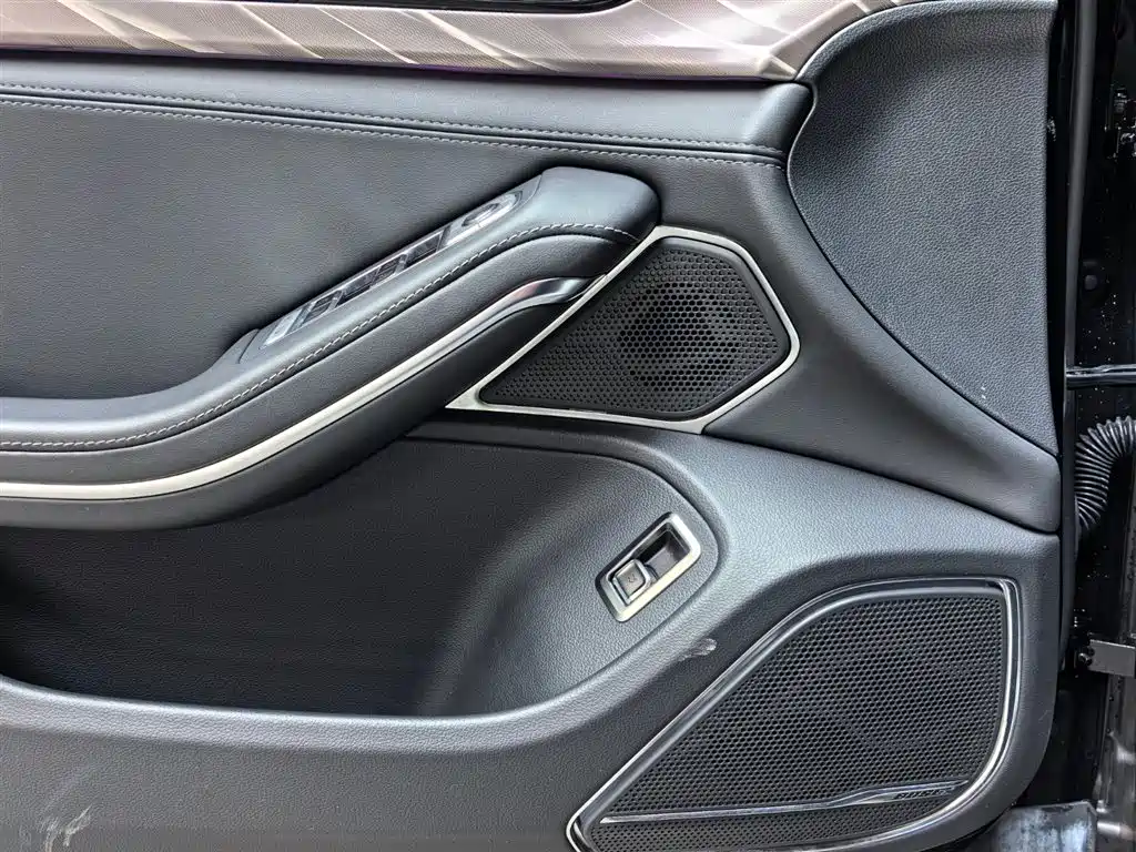 Hongqi H9 2020 2.0T Zhilian Flagship Edition купить на сайте DeffCars