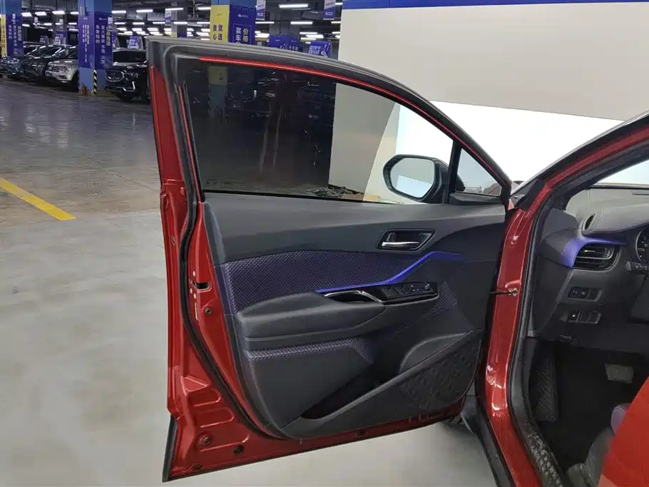 Toyota C-HR 2018 2.0L Leading Sunroof Version National VI купить на сайте DeffCars
