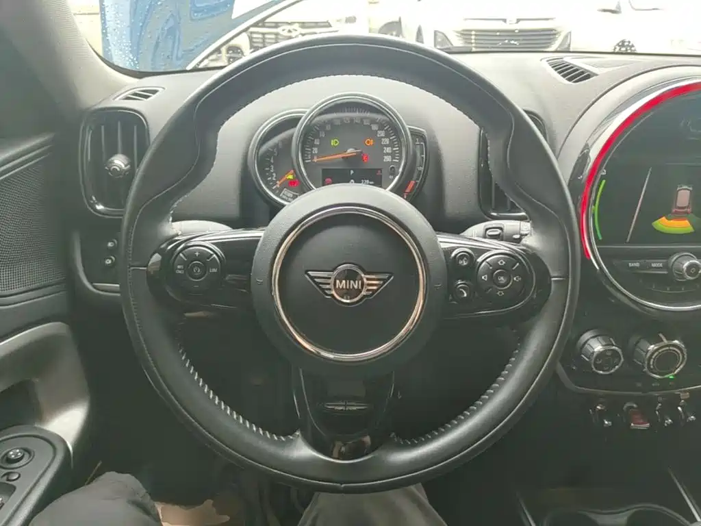 COUNTRYMAN 2019 1.5T COOPER Artist Weekend Travel Edition купить на сайте DeffCars