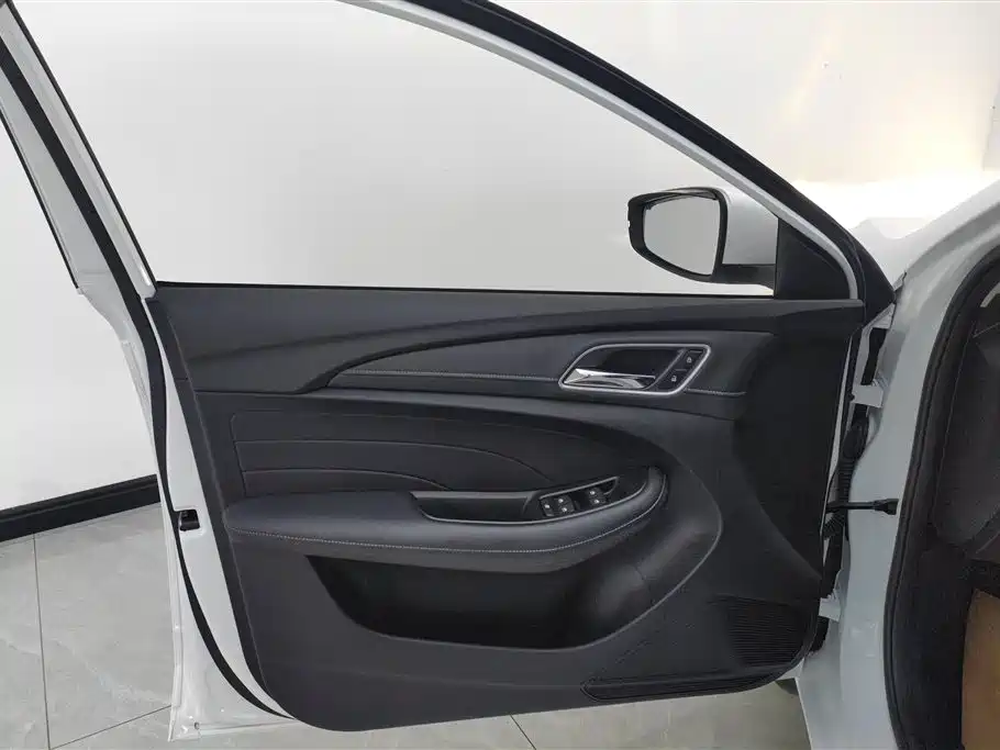 Roewe i5 2020 1.5L manual 4G Internet leading version купить на сайте DeffCars