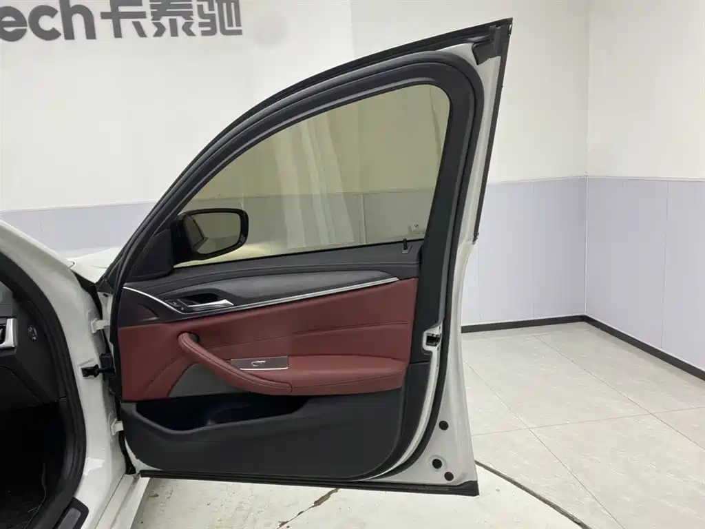 BMW 5 Series 2023 530Li Leading M Sports Package купить на сайте DeffCars