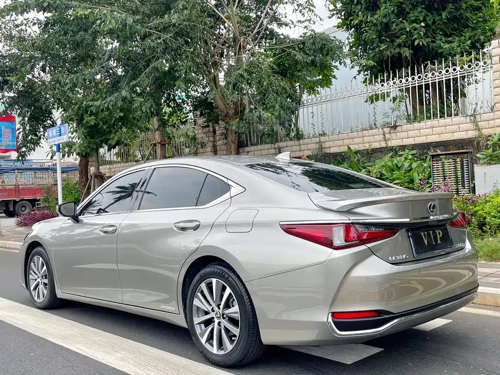 Lexus ES 2020 300h Excellence Edition купить на сайте DeffCars