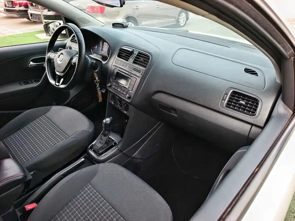 Polo 2016 1.6L automatic comfort model купить на сайте DeffCars