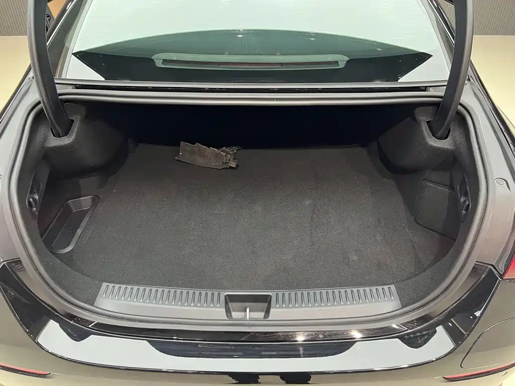 Mercedes-Benz E-Class New Energy 2024 E 350 e L plug-in hybrid sedan купить на сайте DeffCars