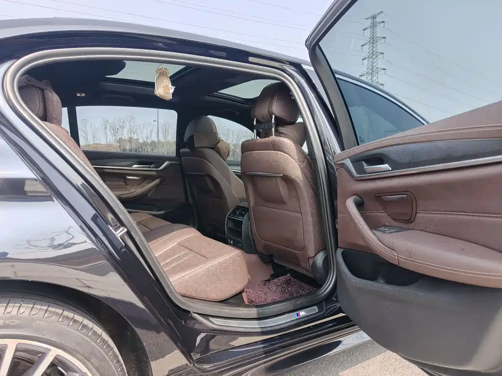 BMW 5 Series 2023 530Li Leading M Sports Package купить на сайте DeffCars