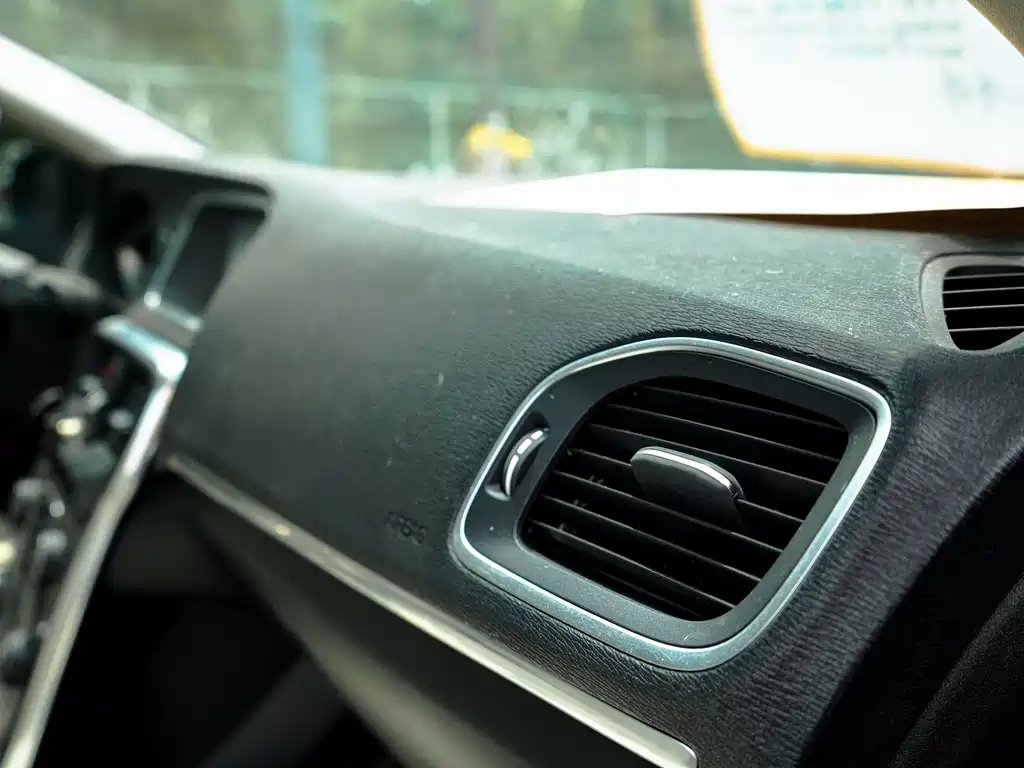 Volvo V40 2015 1.6T Zhiyi Edition купить на сайте DeffCars