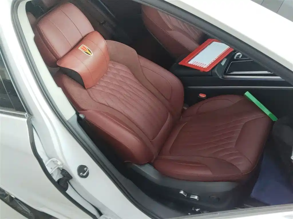 Hongqi HS5 2023 2.0T Qixiang Pro version купить на сайте DeffCars