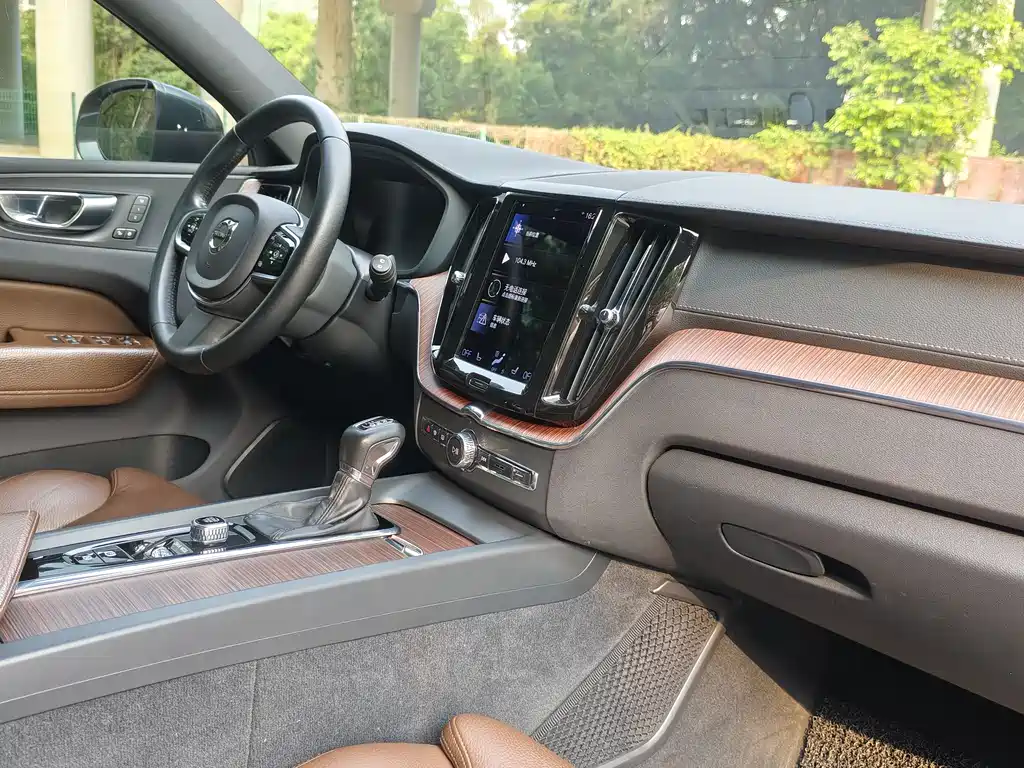 Volvo XC60 2021 T5 four-wheel drive Zhiyuan Deluxe Edition купить на сайте DeffCars