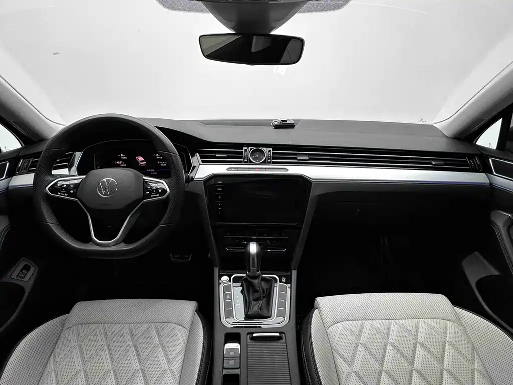 Magotan 2025 model facelift public model 330TSI DSG luxury model купить на сайте DeffCars