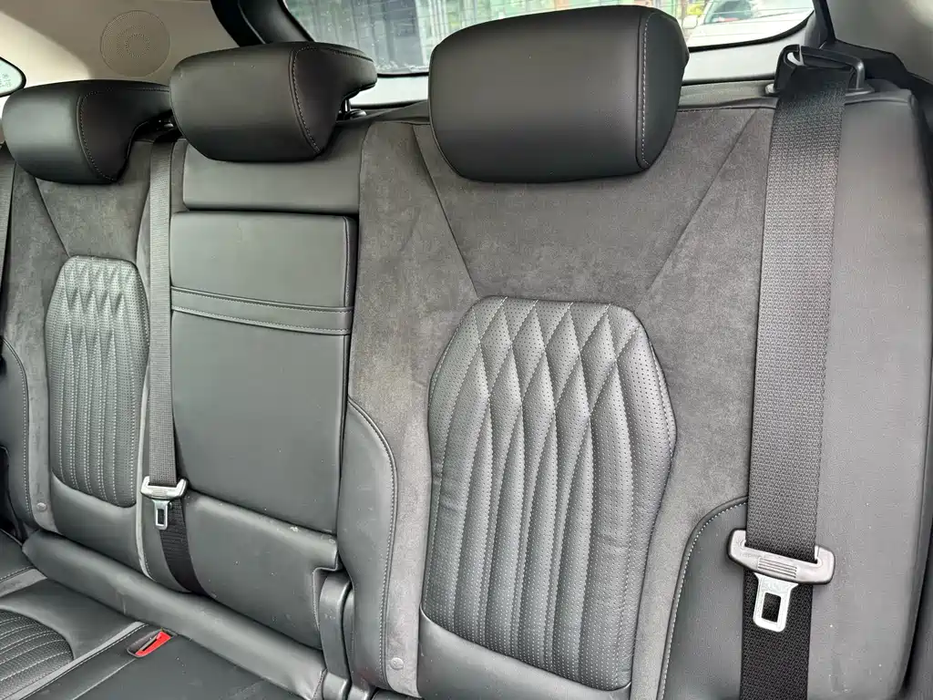 Hongqi HS5 2023 2.0T Qixiang Pro version купить на сайте DeffCars