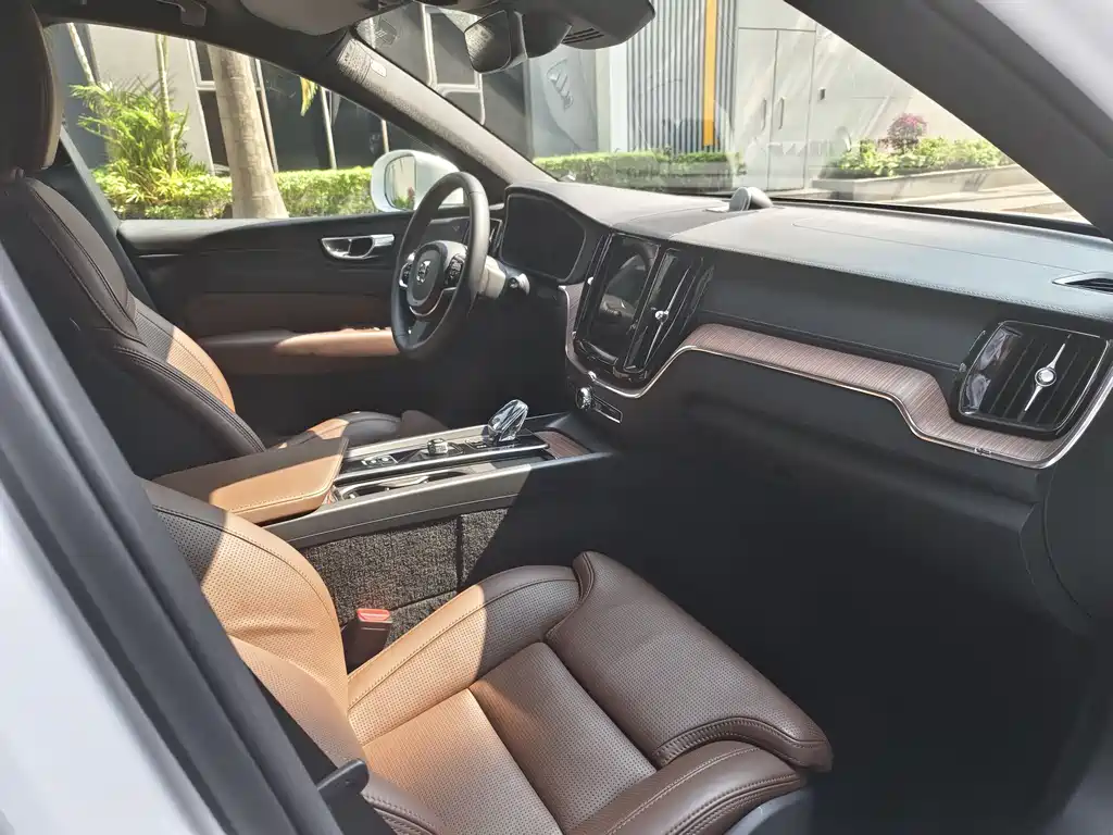 Volvo XC60 plug-in hybrid 2024 T8 plug-in hybrid long-range four-wheel drive Zhiya luxury version купить на сайте DeffCars