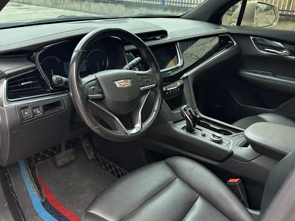 Cadillac XT6 2022 2.0T six-seat two-wheel drive luxury model купить на сайте DeffCars