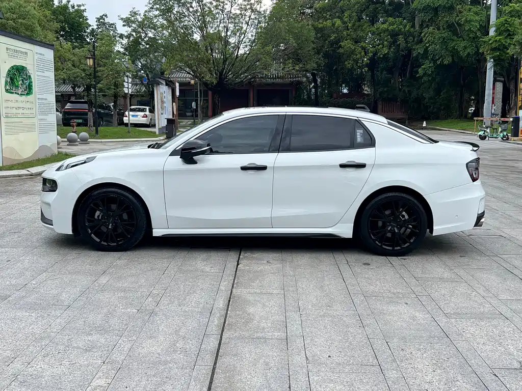 Lynk & Co 03 2022 2.0TD DCT Pro купить на сайте DeffCars
