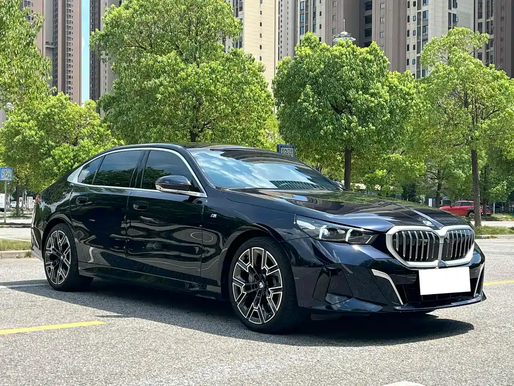 BMW 5 Series 2025 530Li Leading M Sports Package купить на сайте DeffCars