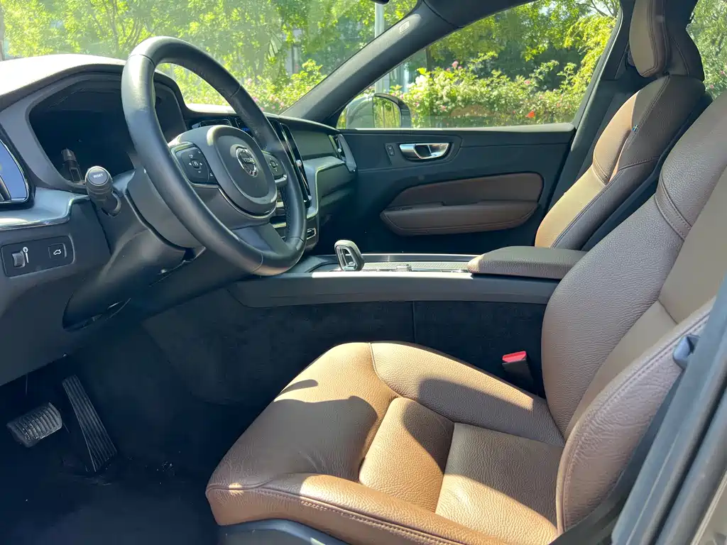 Volvo XC60 2022 B5 four-wheel drive Zhiyi Luxury Edition купить на сайте DeffCars