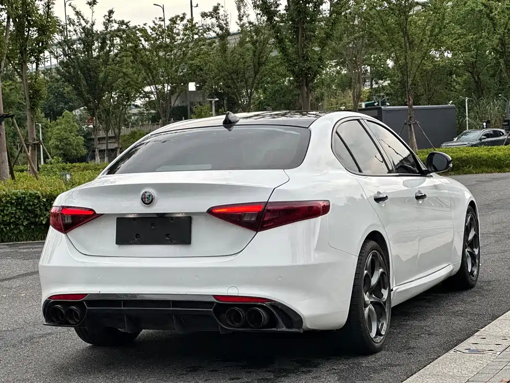 Giulia 2017 2.0T 200HP Deluxe Edition купить на сайте DeffCars