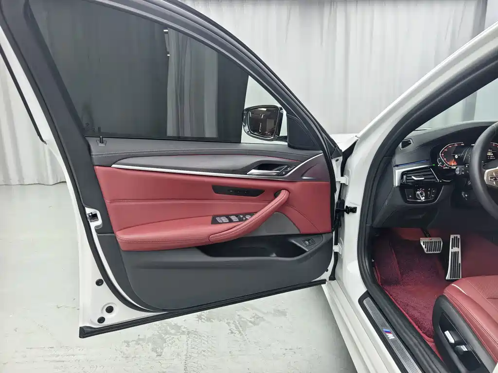 BMW 5 Series 2023 530Li Leading M Sports Package купить на сайте DeffCars