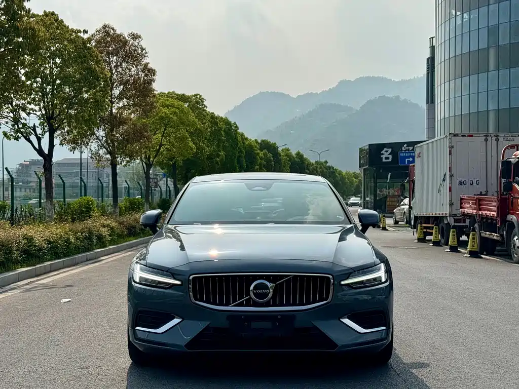 Volvo S60 2024 B4 Zhiyi Luxury Edition купить на сайте DeffCars