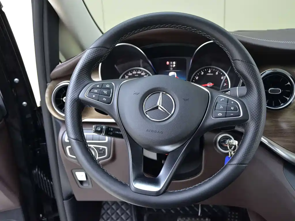 Mercedes-Benz V-Class 2022 V 260 L Long Wheelbase Luxury Edition купить на сайте DeffCars