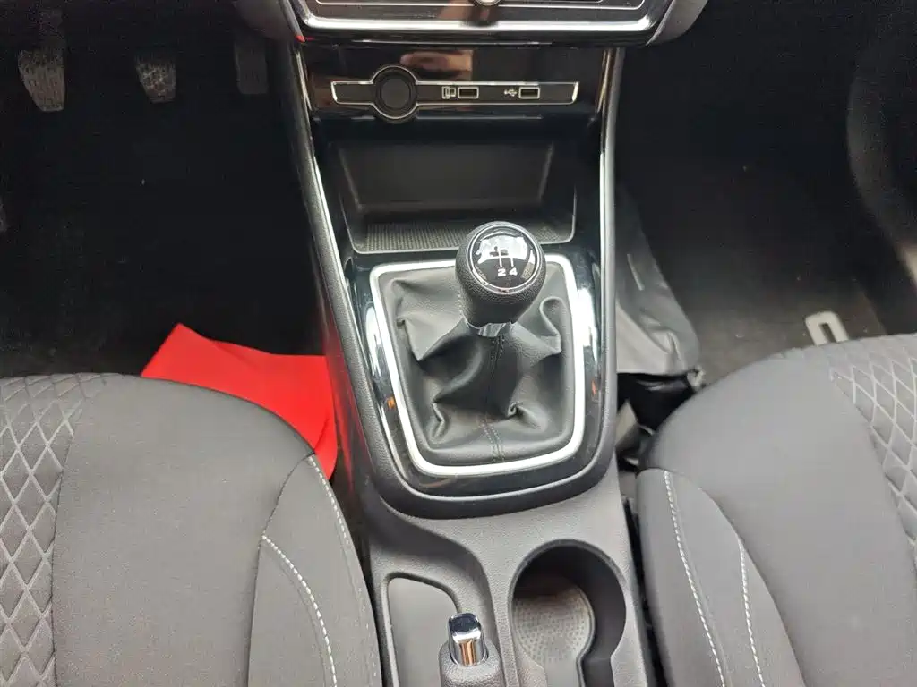 Roewe i5 2020 1.5L manual 4G Internet leading version купить на сайте DeffCars