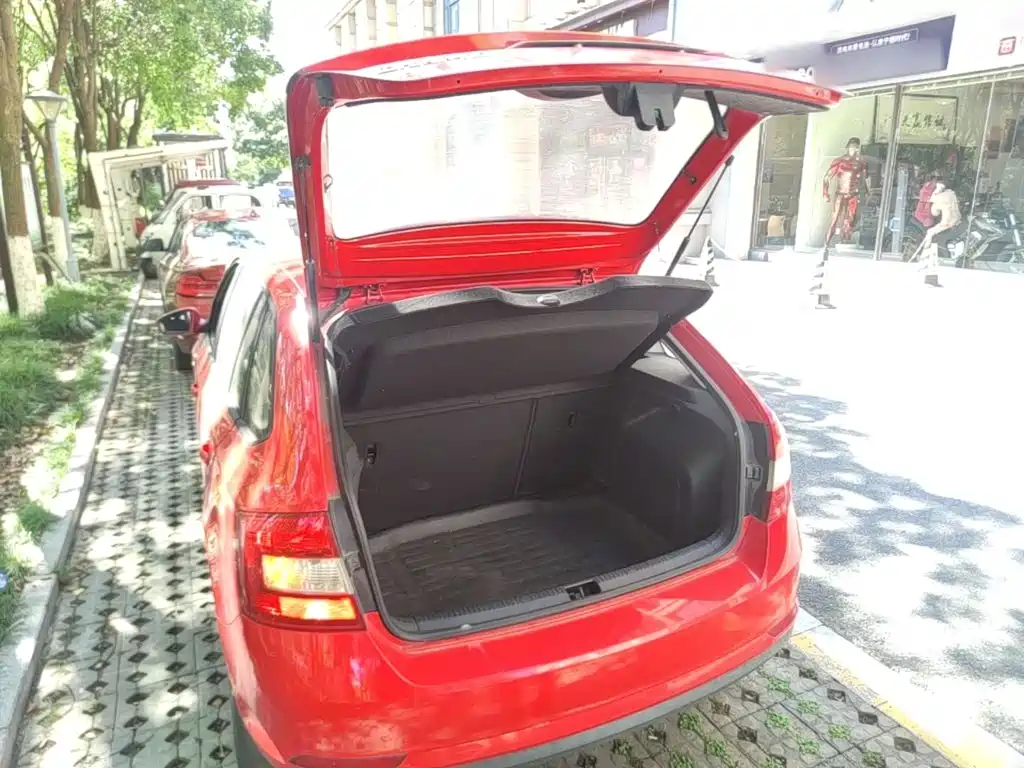 Xindong (Rapid Spaceback) 2016 model change 1.6L automatic forward version купить на сайте DeffCars