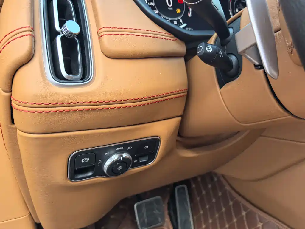 Aston Martin DBX 2022 4.0T V8 купить на сайте DeffCars