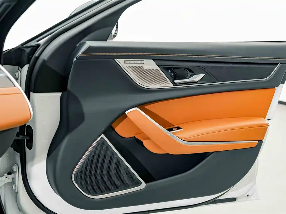 Jaguar XFL 2024 2.0T P300 four-wheel drive flagship sports gold version купить на сайте DeffCars